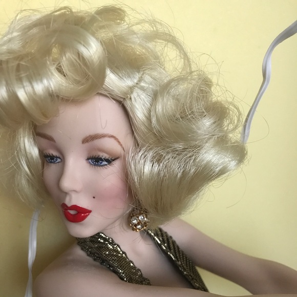 Stunning, brand new PERFECT Marilyn Monroe doll, never removed from her box! - Picture 1 of 11